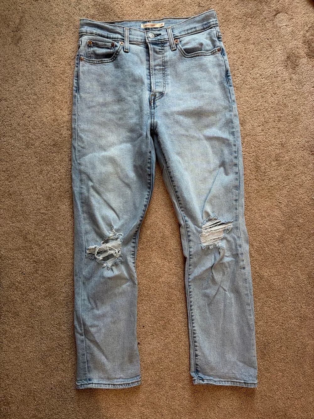 Levi's Women's Light Wash Wedgie Straight Distressed Knee Size 30